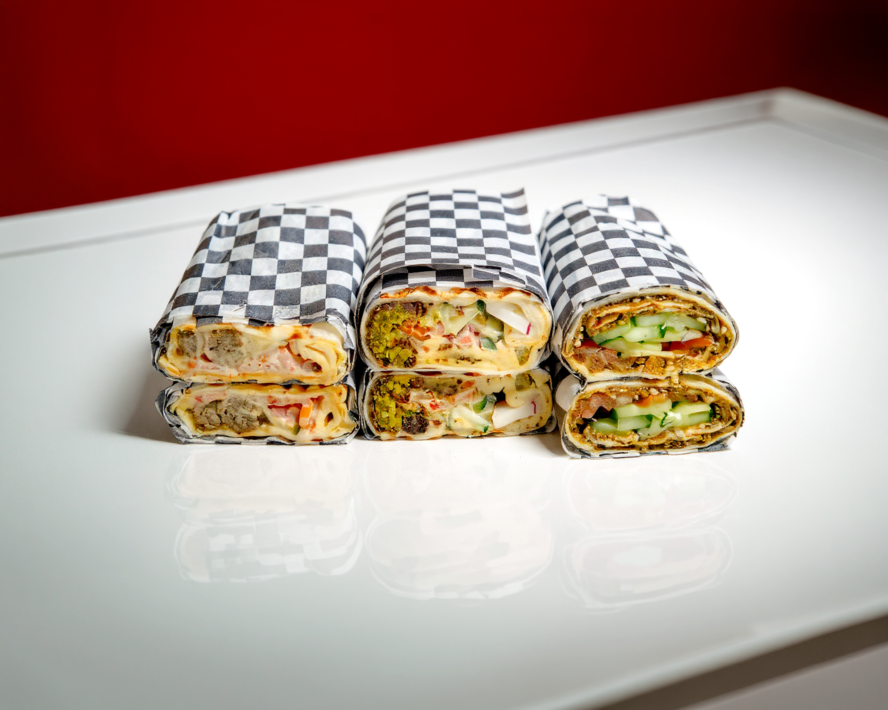 Selección de wraps de Rey Falafel, cortados para mostrar su relleno
